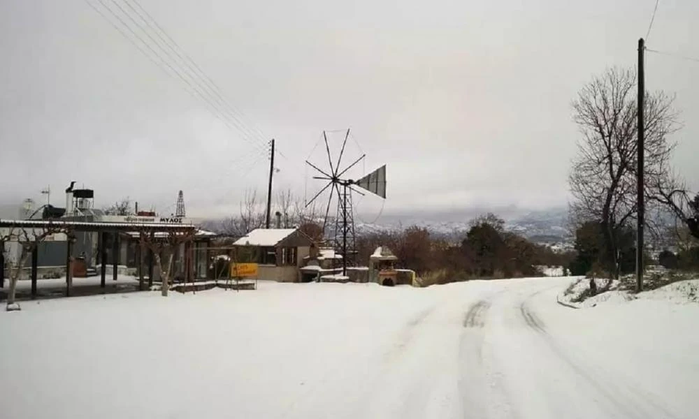 Λασίθι: Πυκνή χιονόπτωση στην Κριτσά – Υποχρεωτικές οι αλυσίδες